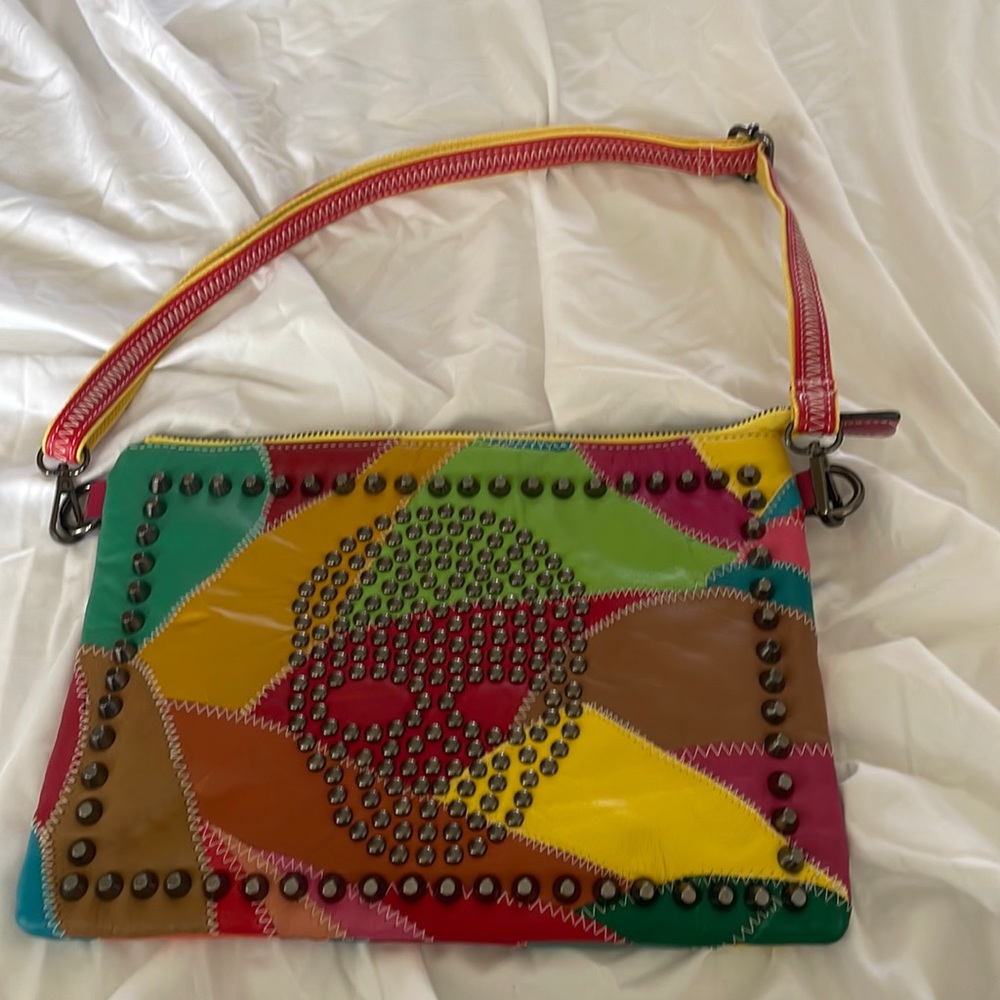 Fun vintage look skull purse with removable strap.